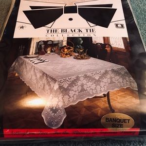 NWT banquet size Nottingham Lace tablecloth